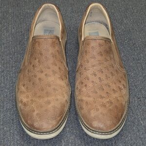 Johnston & Murphy McGuffey tan leather skull and crossbones loafers, size 12M